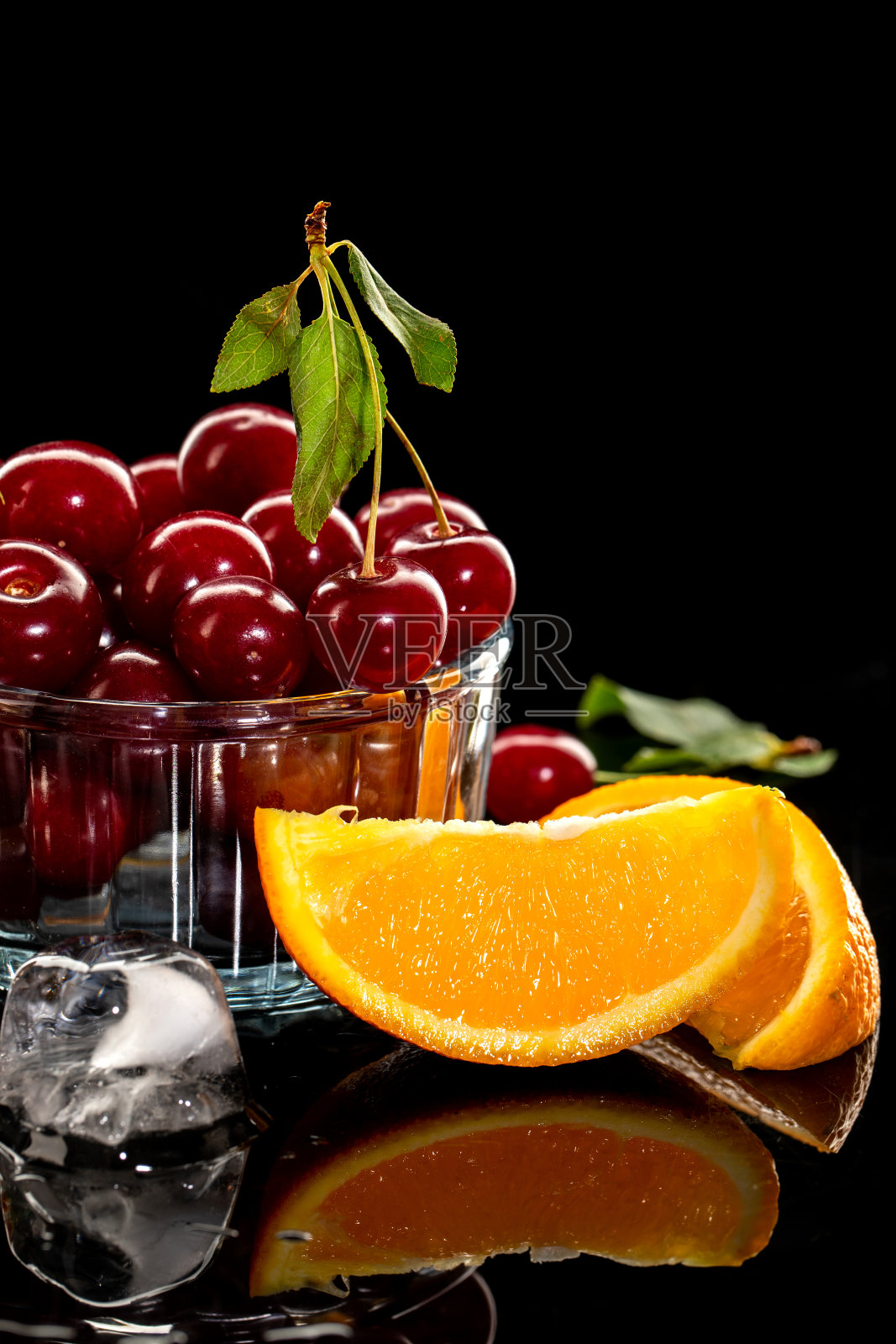 新鲜的鸡尾酒，糖浆，樱桃和橙照片摄影图片