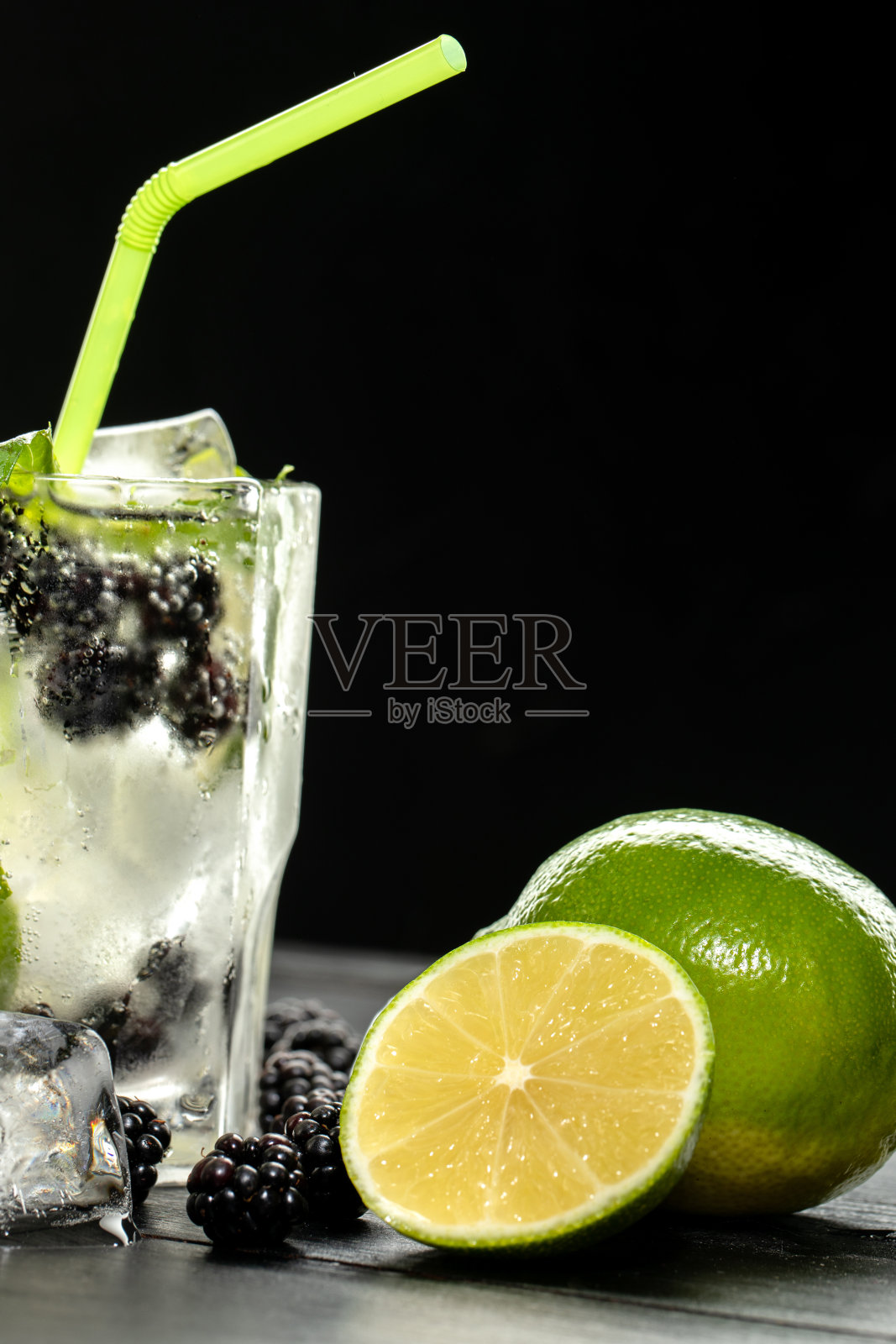 新鲜的夏季黑莓柠檬水照片摄影图片