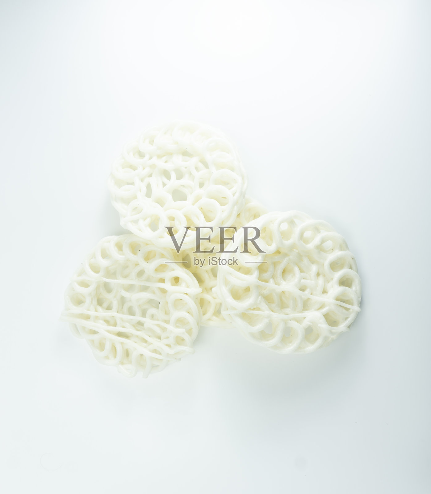 Krupuk或Kerupuk，白色背景上的传统印尼饼干照片摄影图片