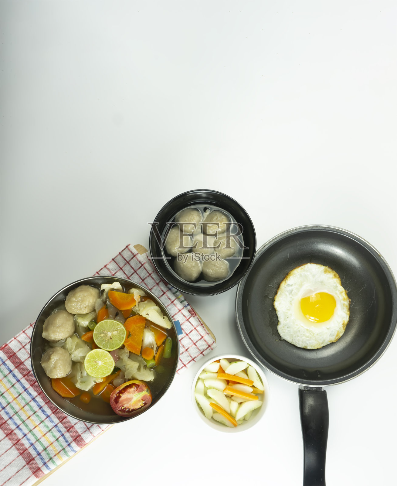 煎蛋卷，腌黄瓜肉丸和肉丸汤在白色的背景照片摄影图片