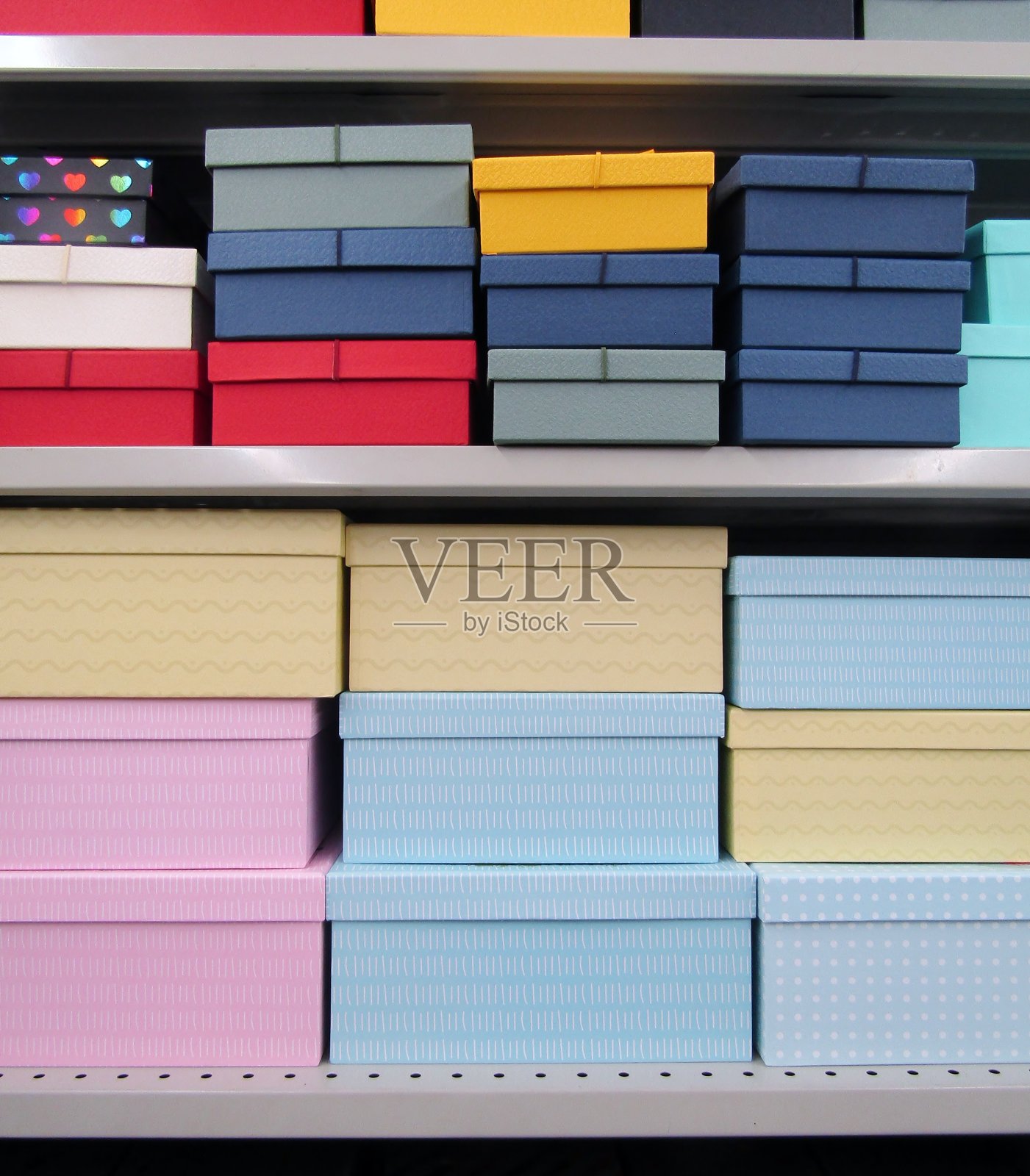 不同大小的立方体豪华纸板礼品盒与盖子在商店货架上。照片摄影图片