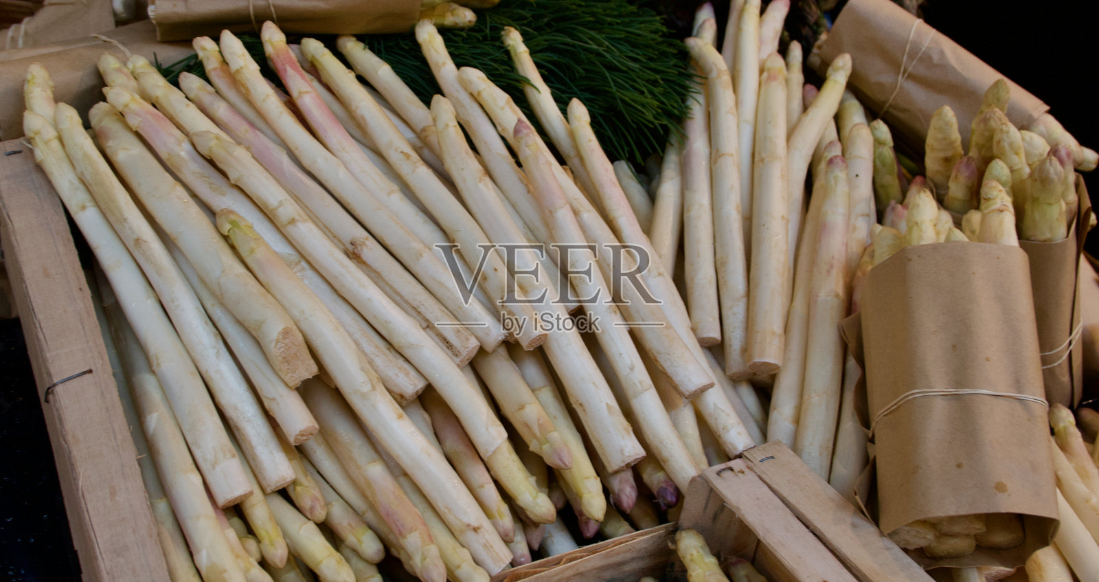 装在板条箱里出售的白芦笋照片摄影图片