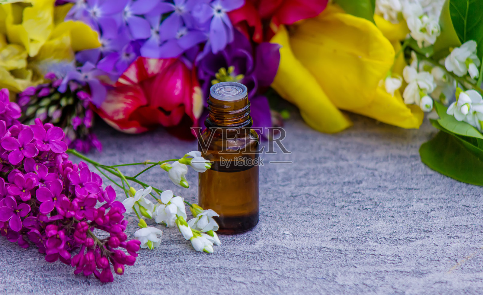 花蜂收集花精油。一瓶丁香精油。有选择性的重点照片摄影图片