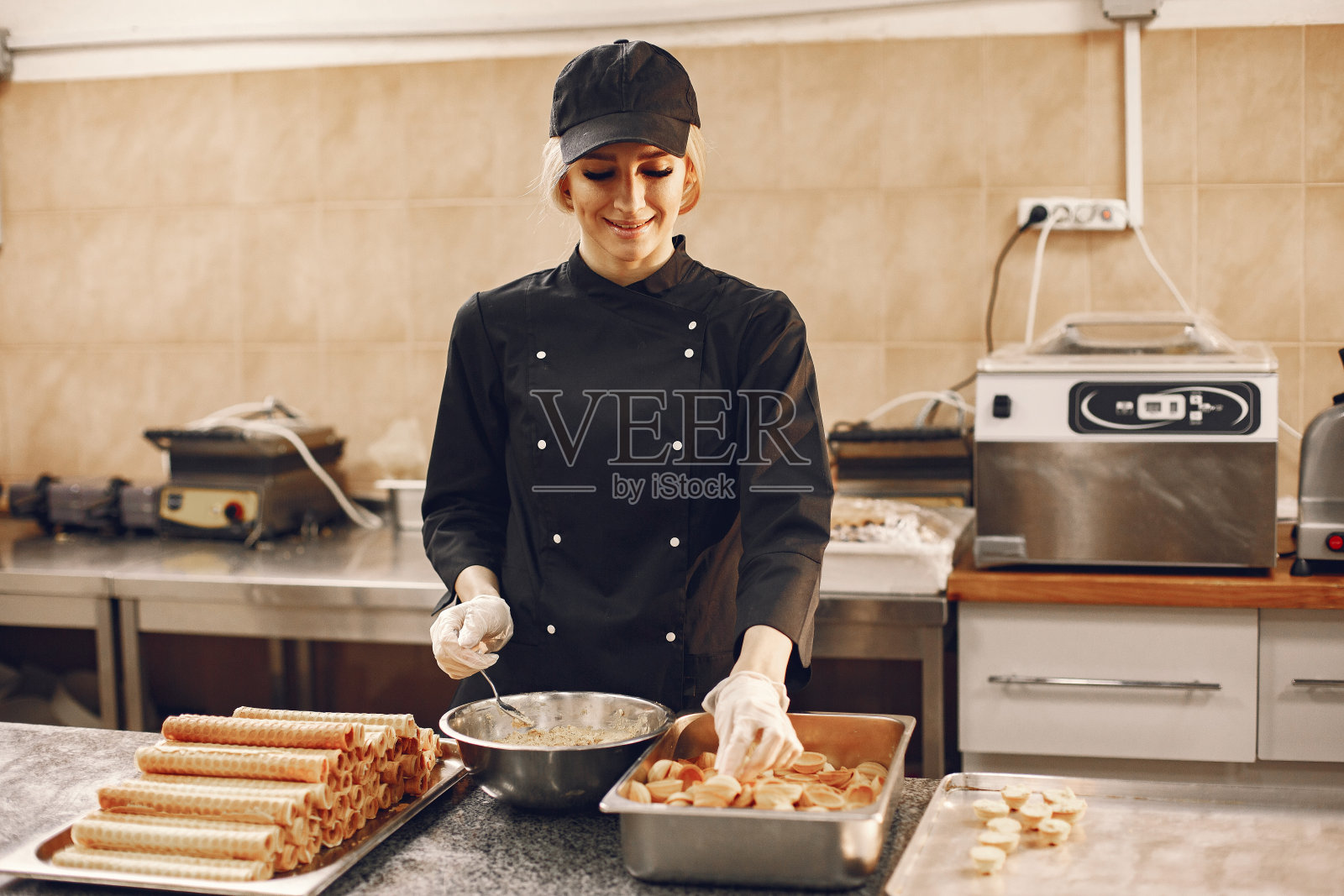 女厨师在商业厨房制服烹饪照片摄影图片