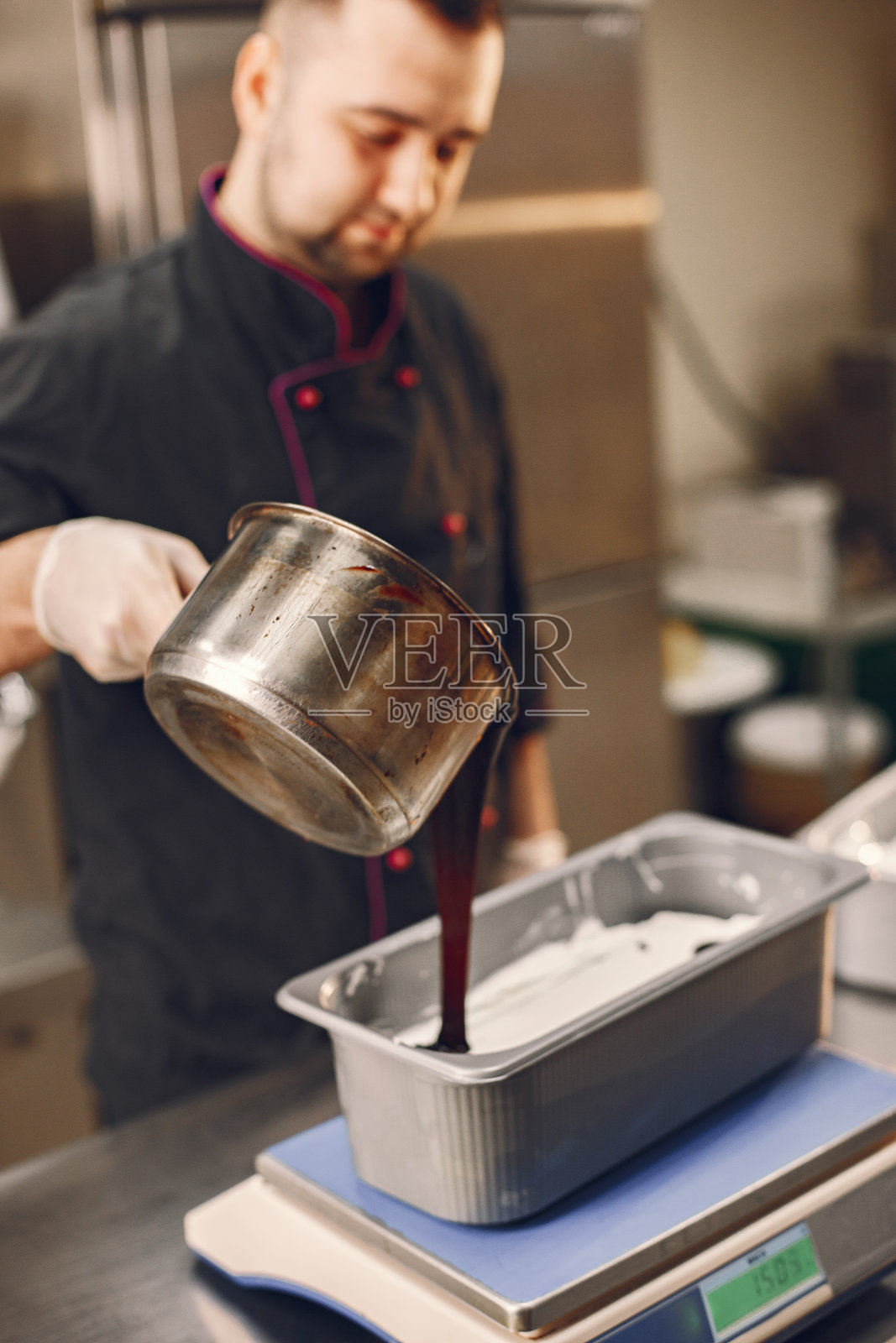 男厨师在专业厨房里做冰淇淋照片摄影图片