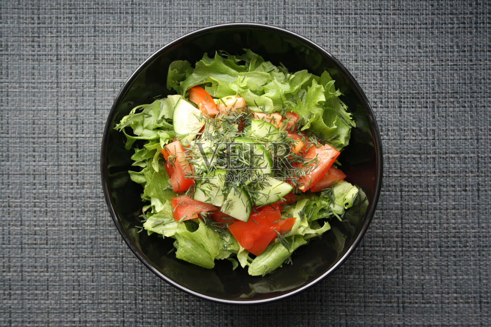 沙律，蕃茄和黄瓜与橄榄油。照片摄影图片