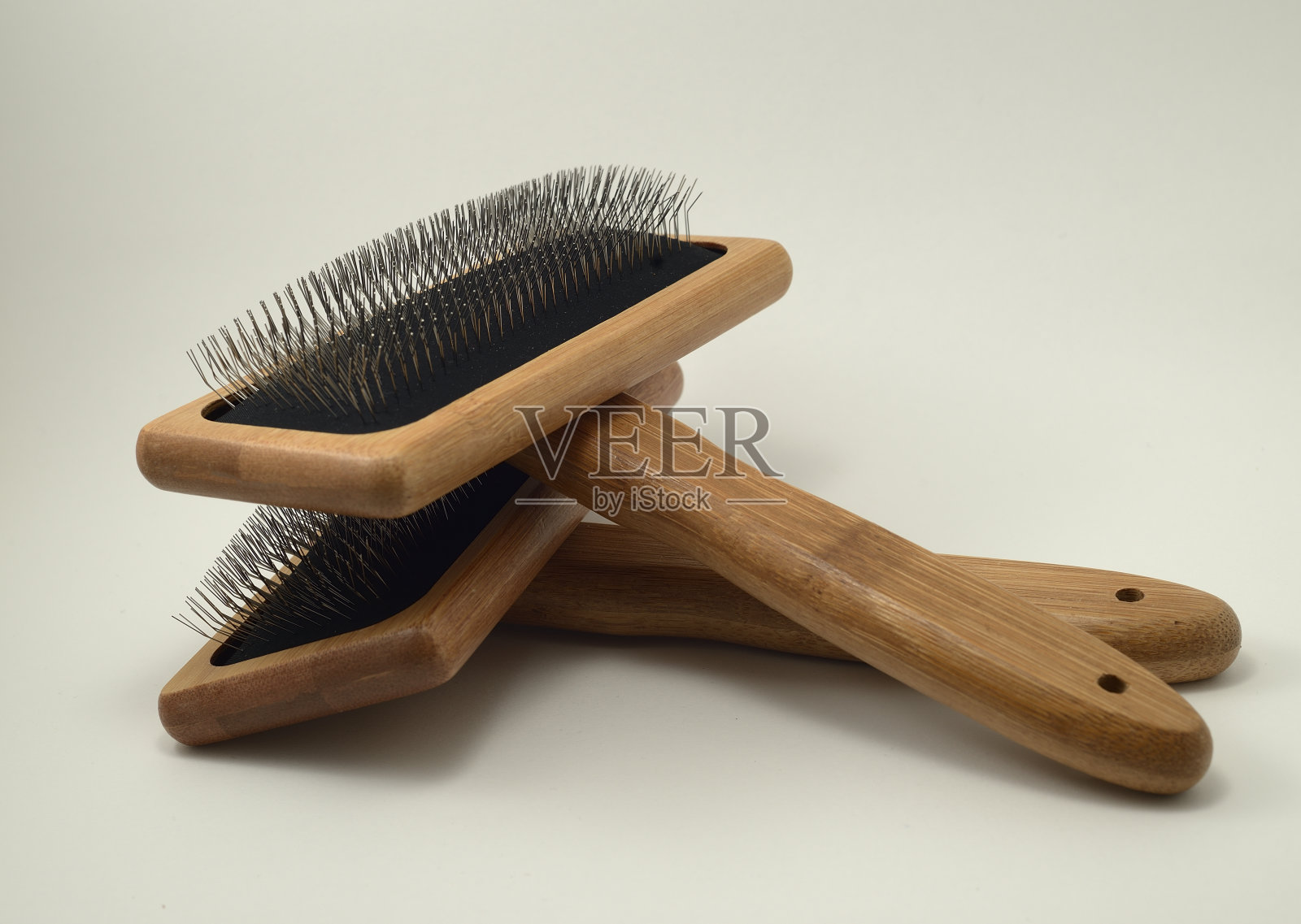 两个梳毛刷，用于在白色背景上梳理羊毛照片摄影图片