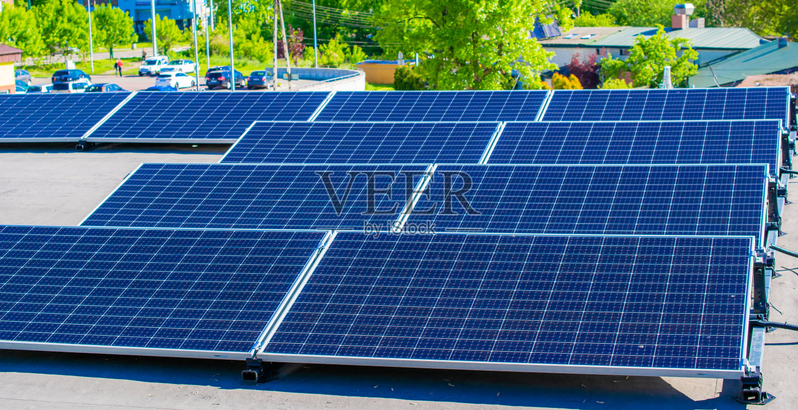 太阳能电池板。屋顶上有光伏板。可再生的清洁绿色能源。照片摄影图片