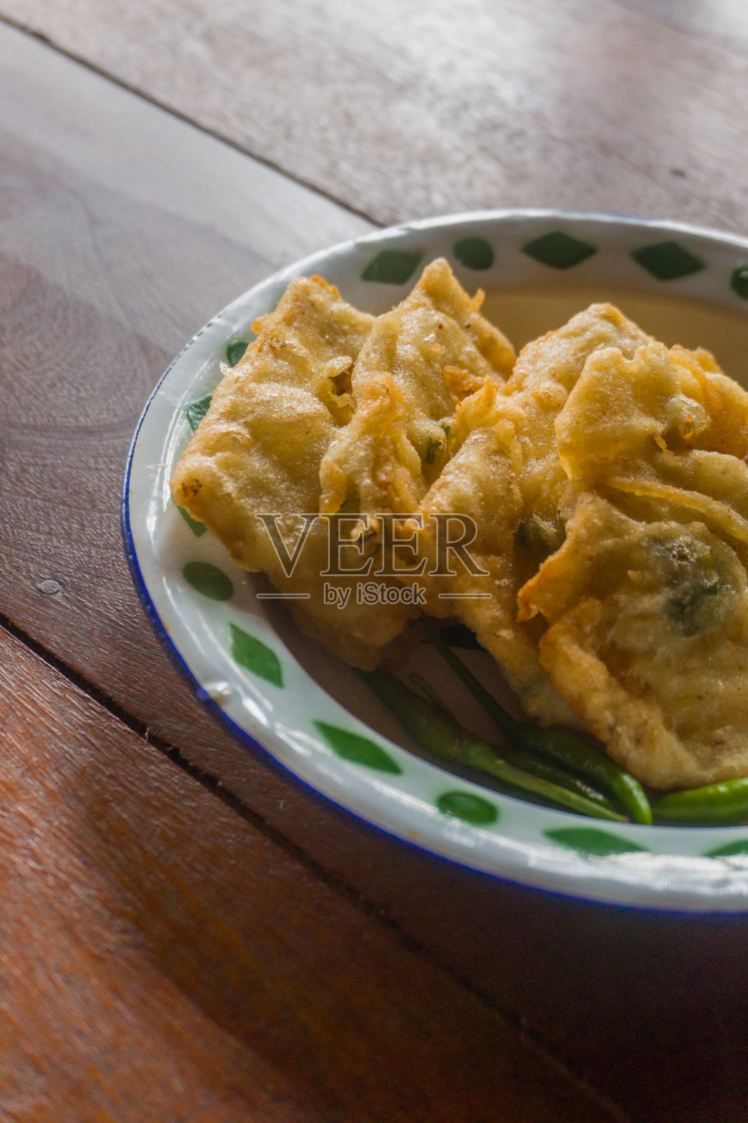 在铝板上炸豆豉照片摄影图片