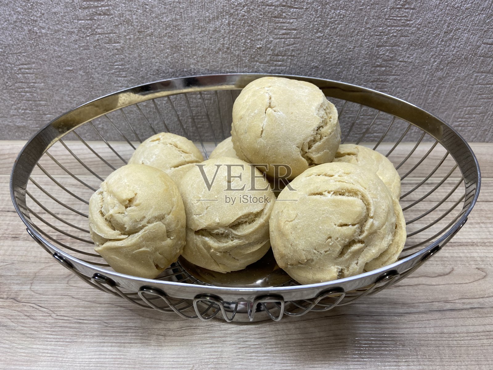 篮子里的自制小面包照片摄影图片