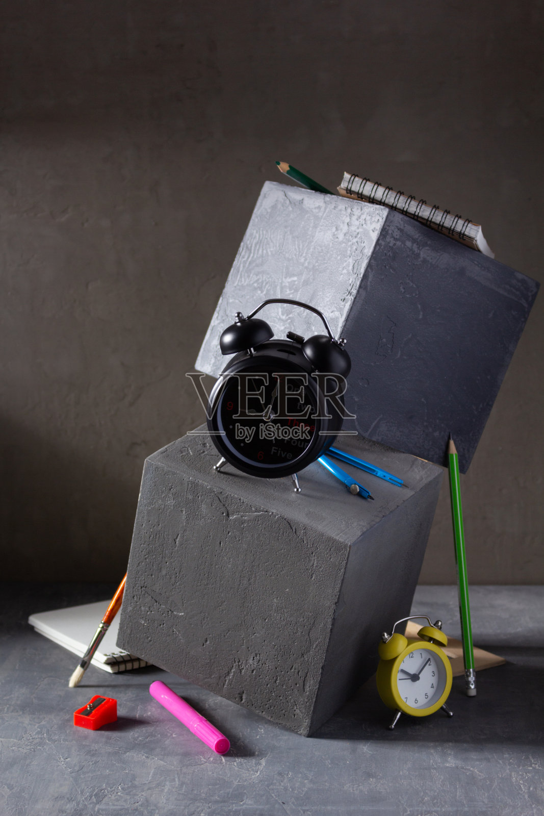 研究用品和配件的混凝土立方体的背景。回到餐桌上的学校概念照片摄影图片