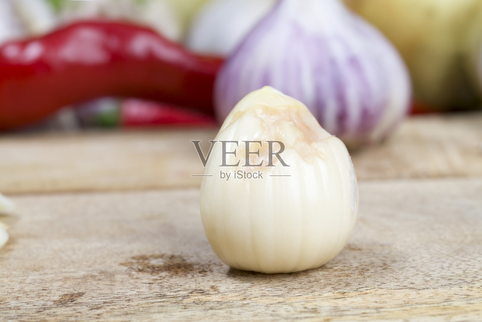 生的新鲜蔬菜放在厨房的菜板上照片摄影图片