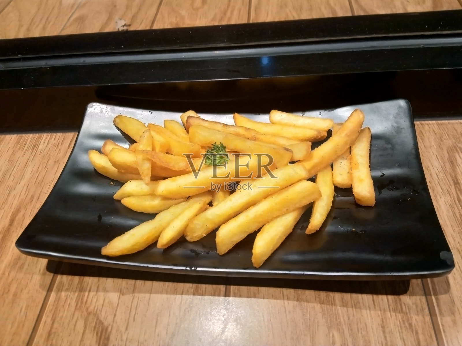 炸薯条在一个独特的黑色盘子照片照片摄影图片