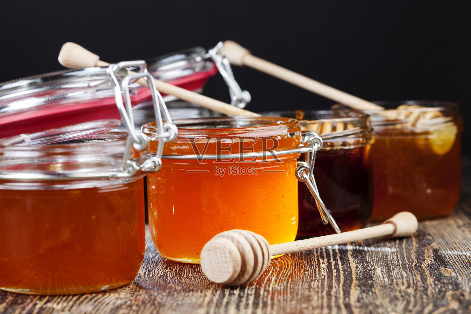 美丽的琥珀色天然蜂蜜，蜜蜂蜂蜜照片摄影图片