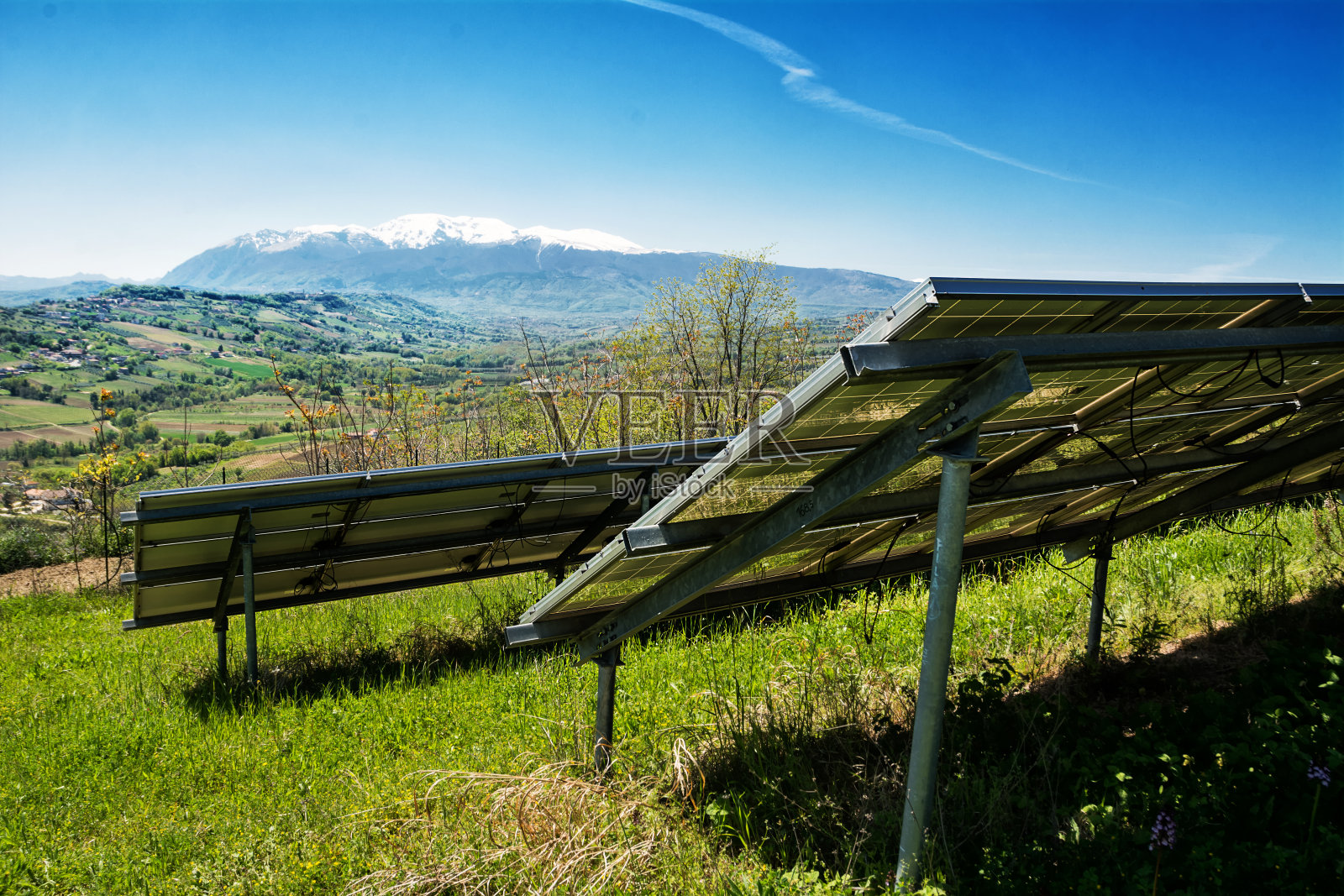 俯瞰山脉和自然的太阳能电池板系统的细节照片摄影图片