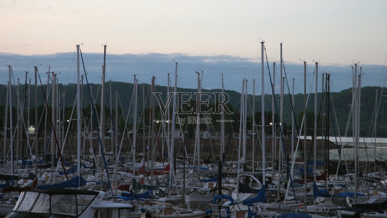 帆船停泊在湖城码头照片摄影图片