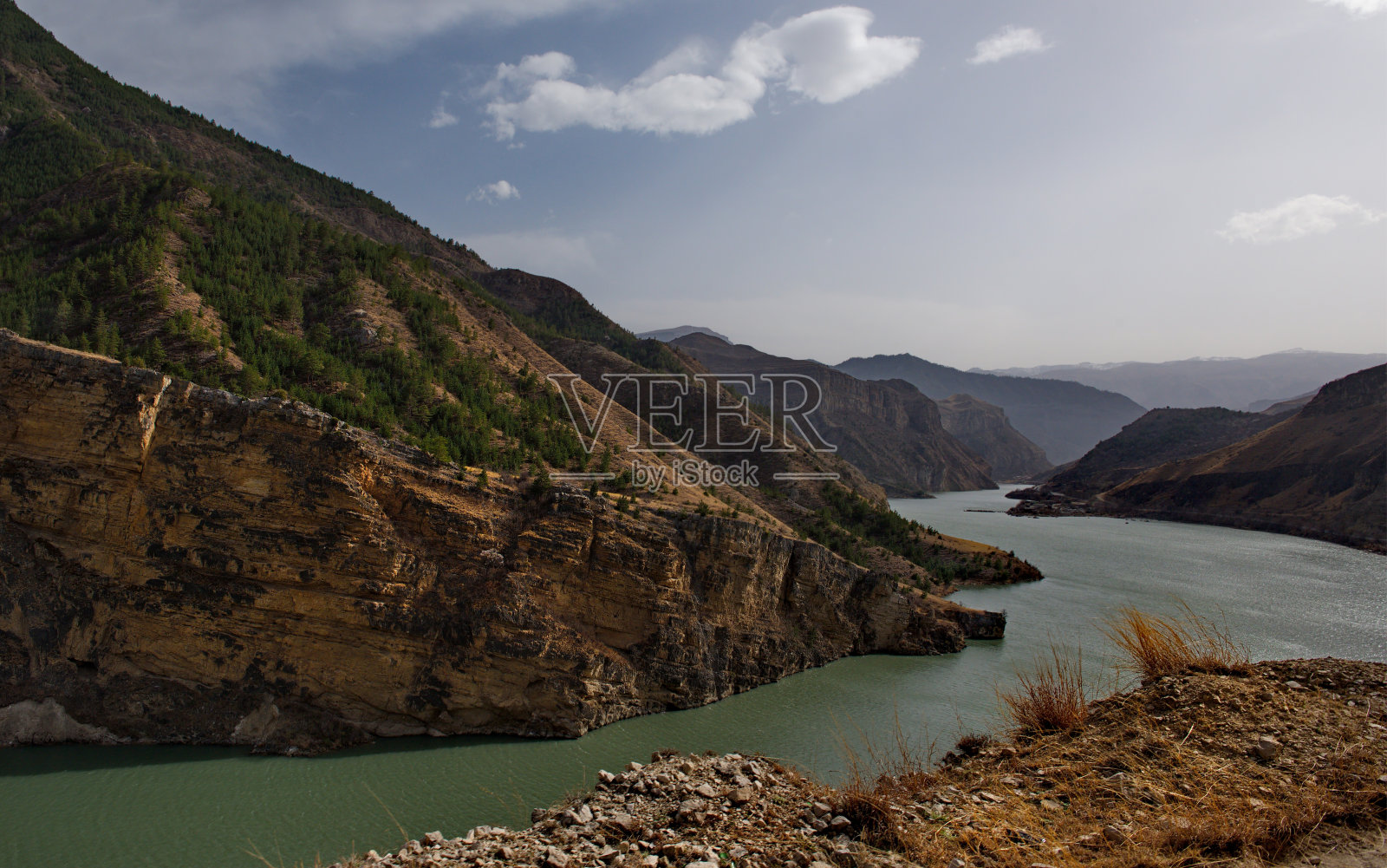 高加索山脉上的水电站照片摄影图片