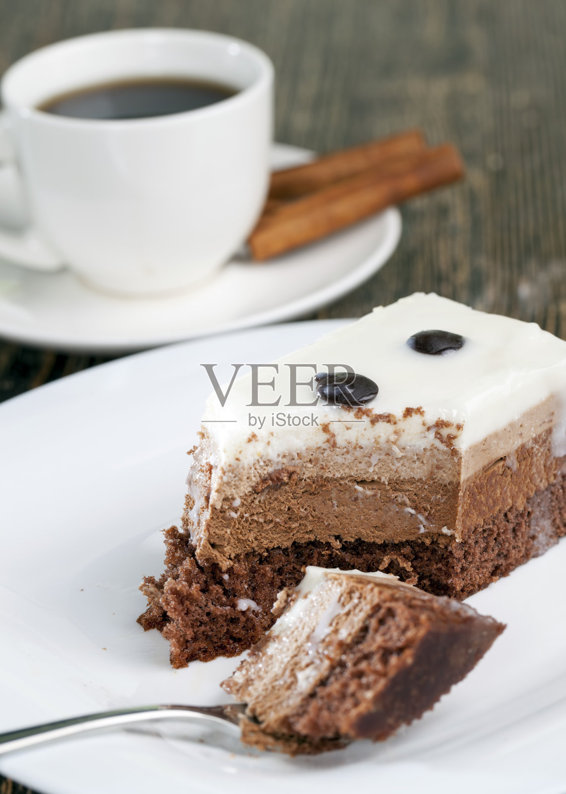 巧克力蛋糕口味，多层蛋糕作甜点照片摄影图片