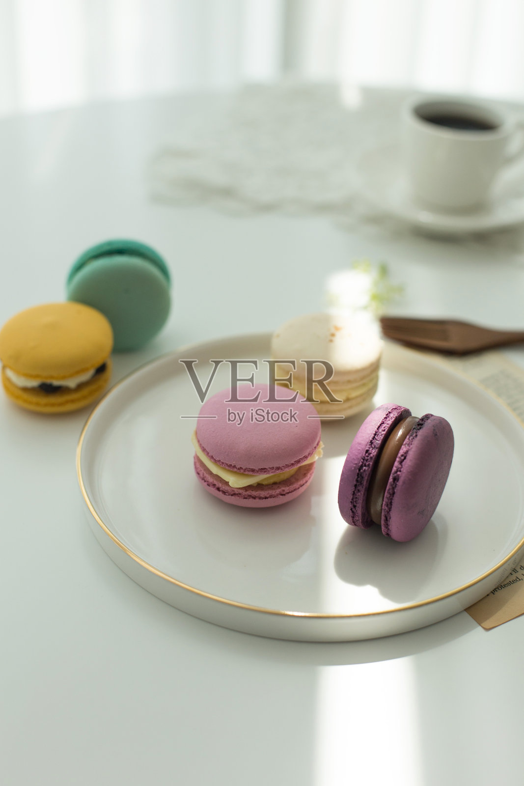 甜的彩色马卡龙孤立在白色的背景。照片摄影图片