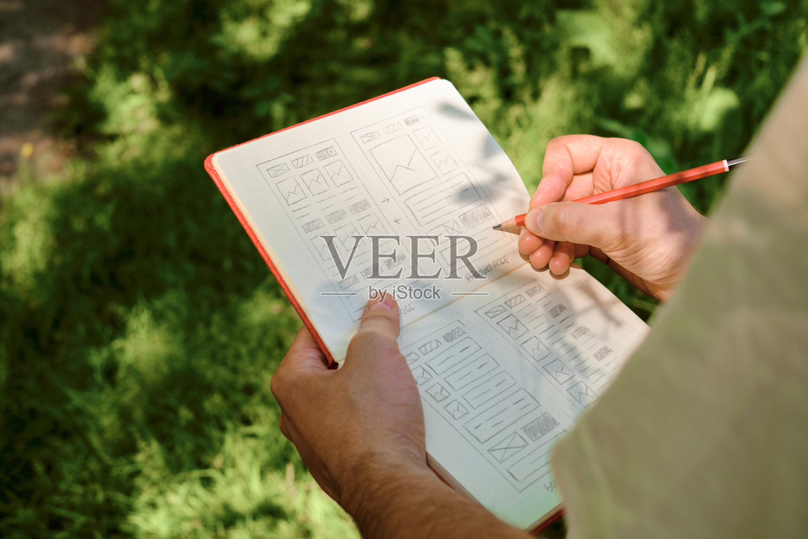 UX移动应用线框。草图，原型，框架，布局未来的应用程序设计项目。UI/UX -用户界面和用户体验设计师。智能手机的创意概念。应用程序开发照片摄影图片