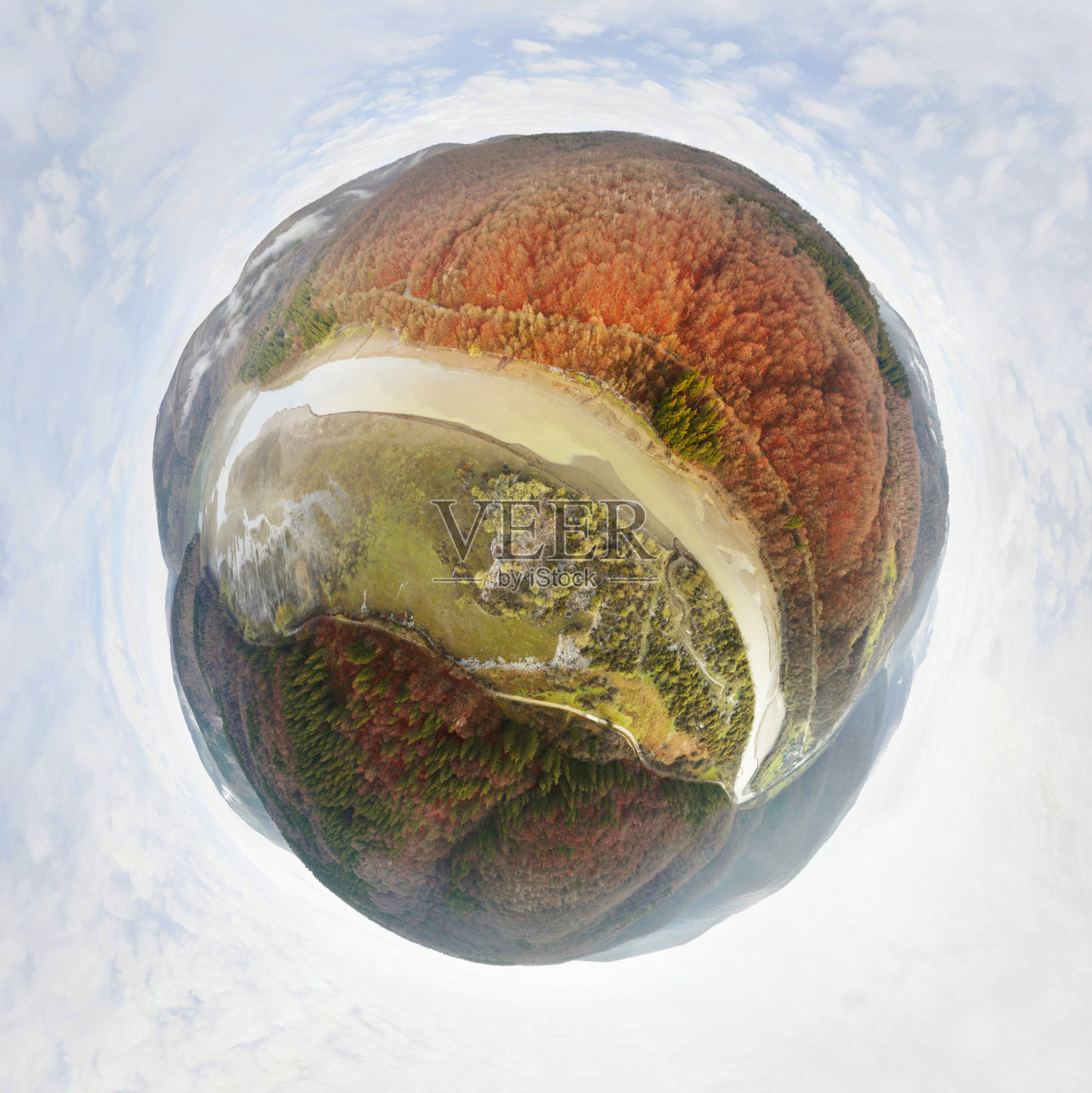 用无人机拍摄塑料垃圾。照片摄影图片