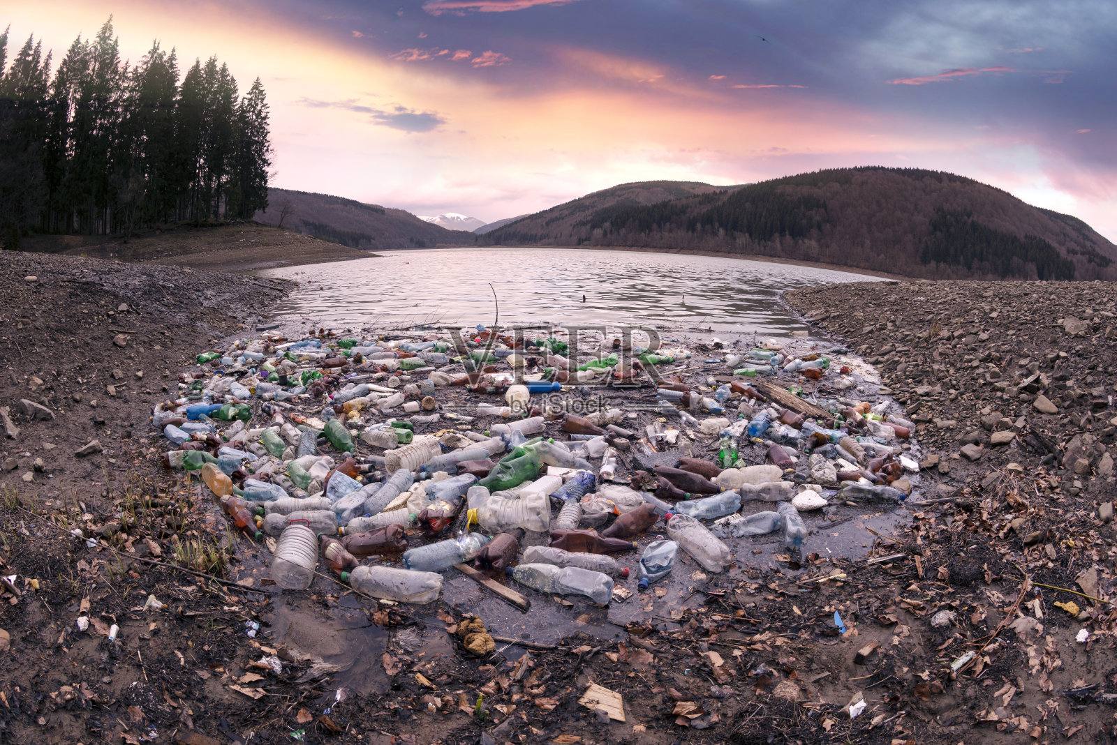 一片塑料垃圾的海洋照片摄影图片