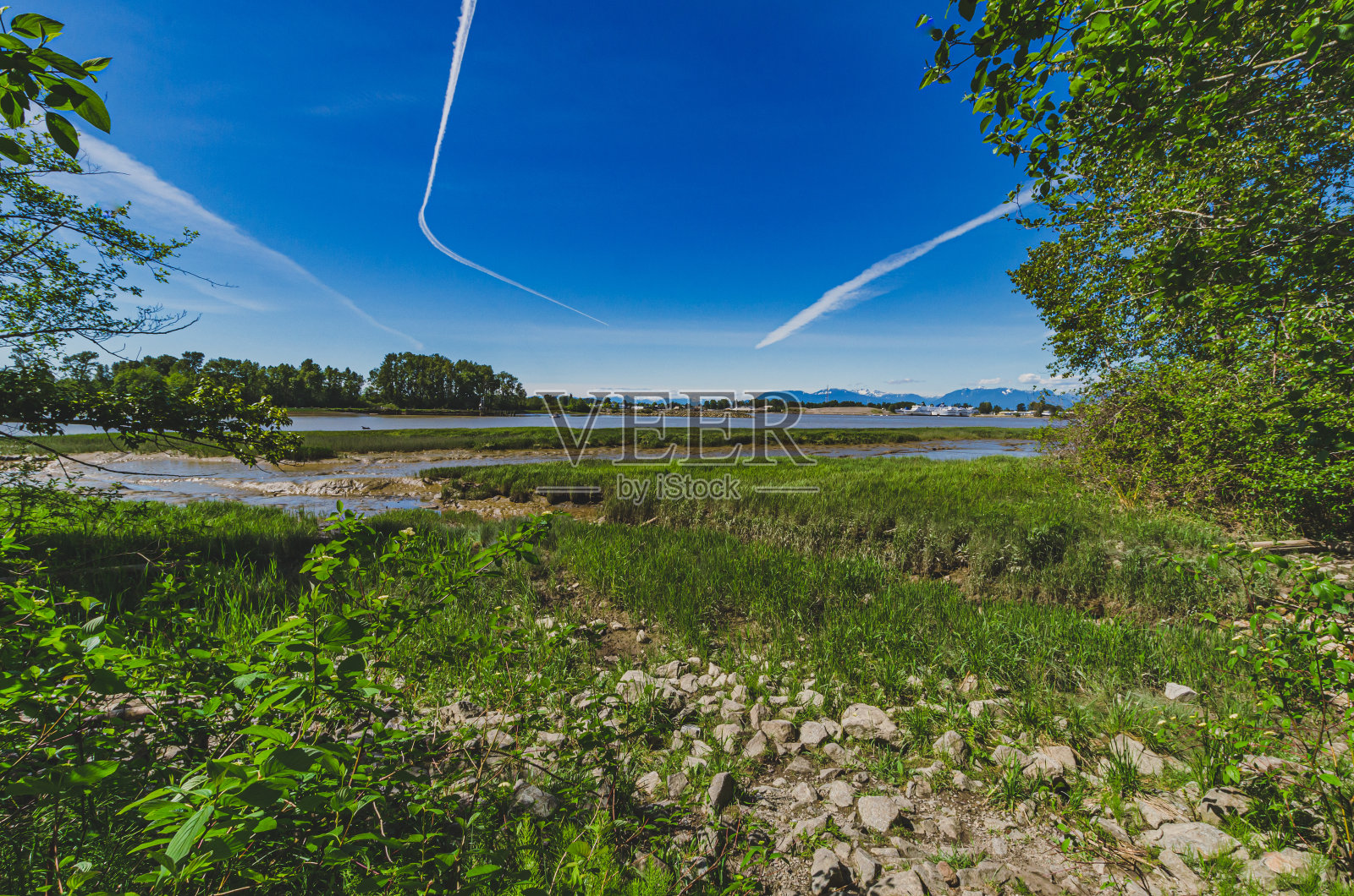 绿色和蓝色的风景，阳光灿烂的天空照片摄影图片