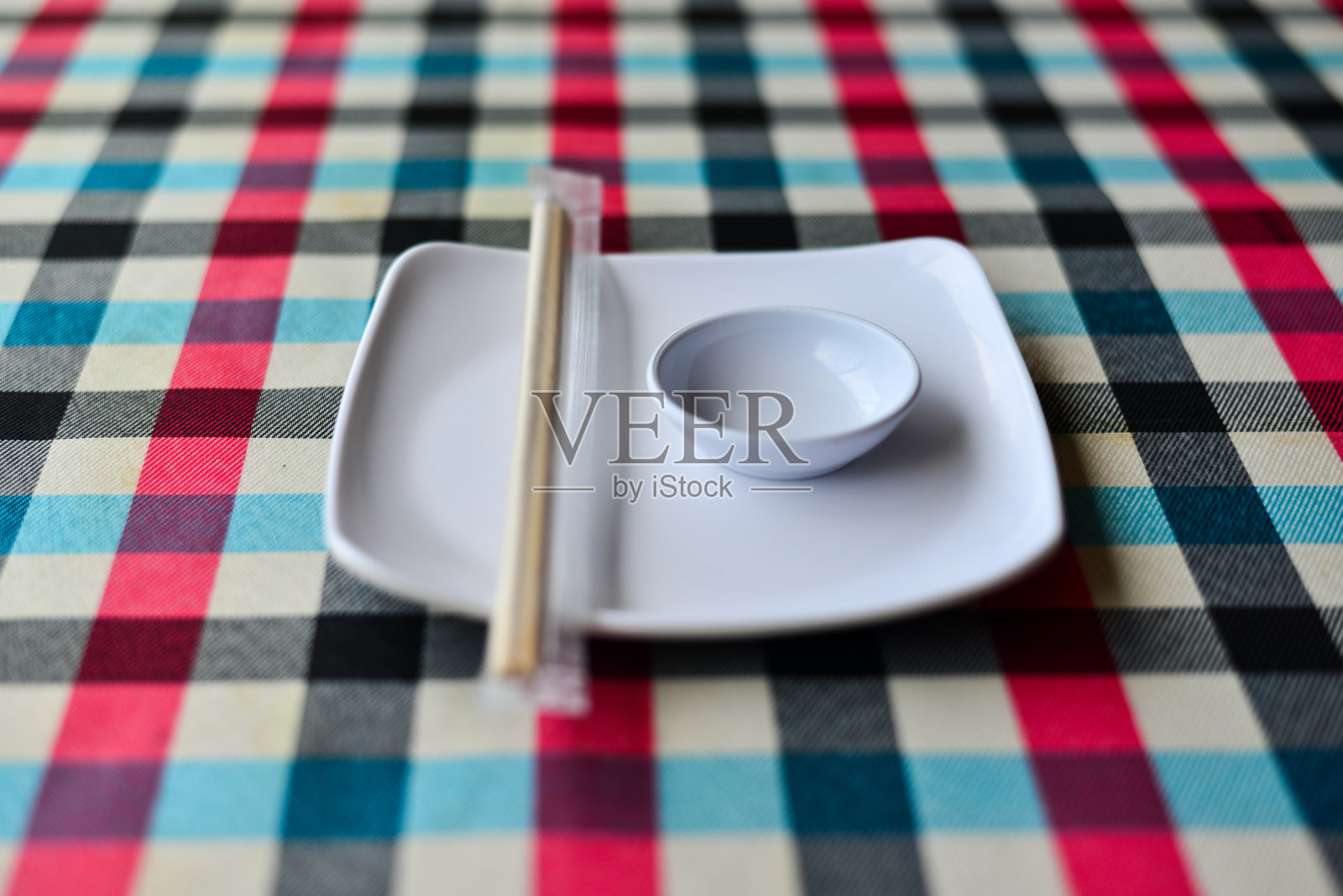 筷子和空寿司盘。亚洲餐厅菜肴矢量模型。照片摄影图片