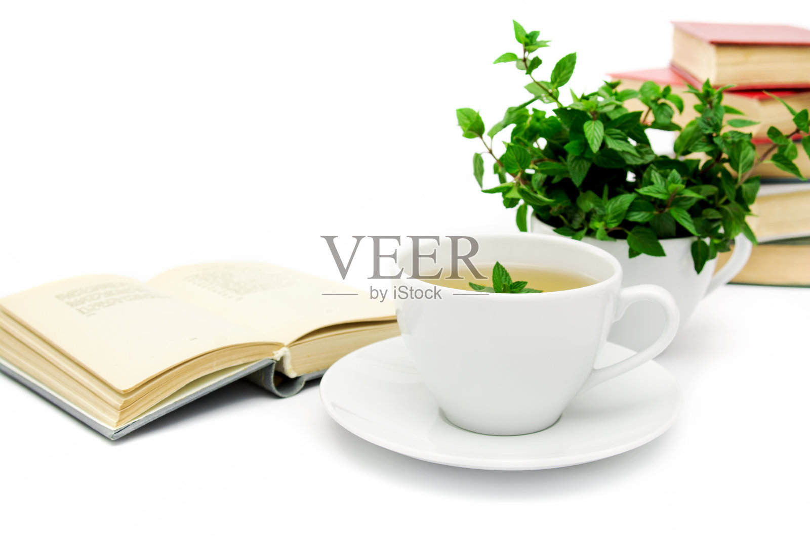 一杯带有薄荷的绿茶，特写，选择性聚焦照片摄影图片