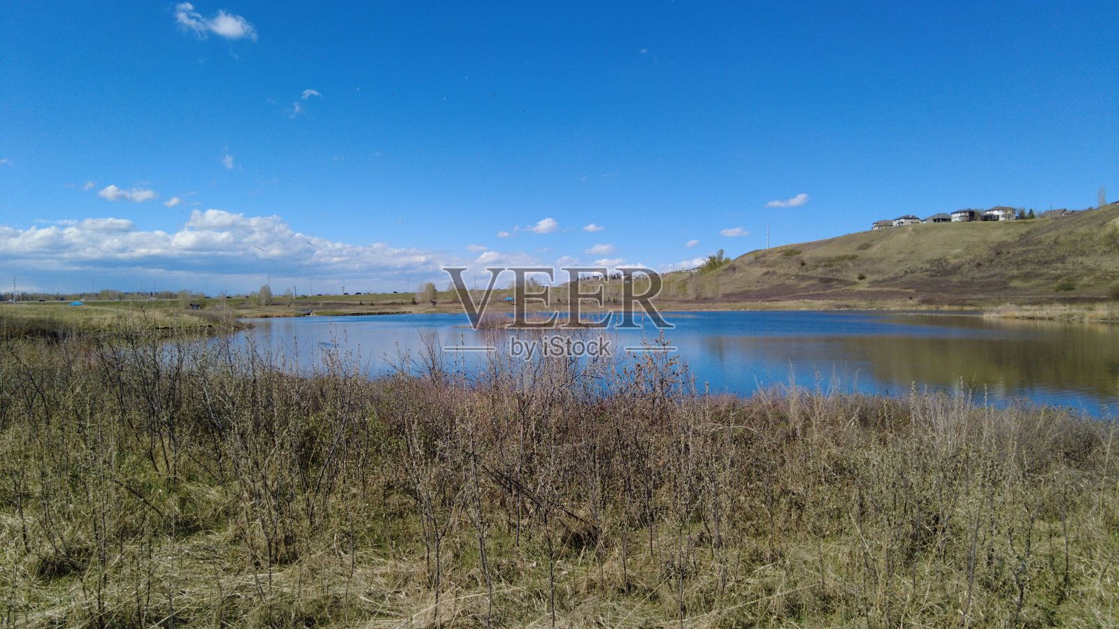 阿尔伯塔省卡尔加里克兰斯顿社区附近的风暴池塘。照片摄影图片