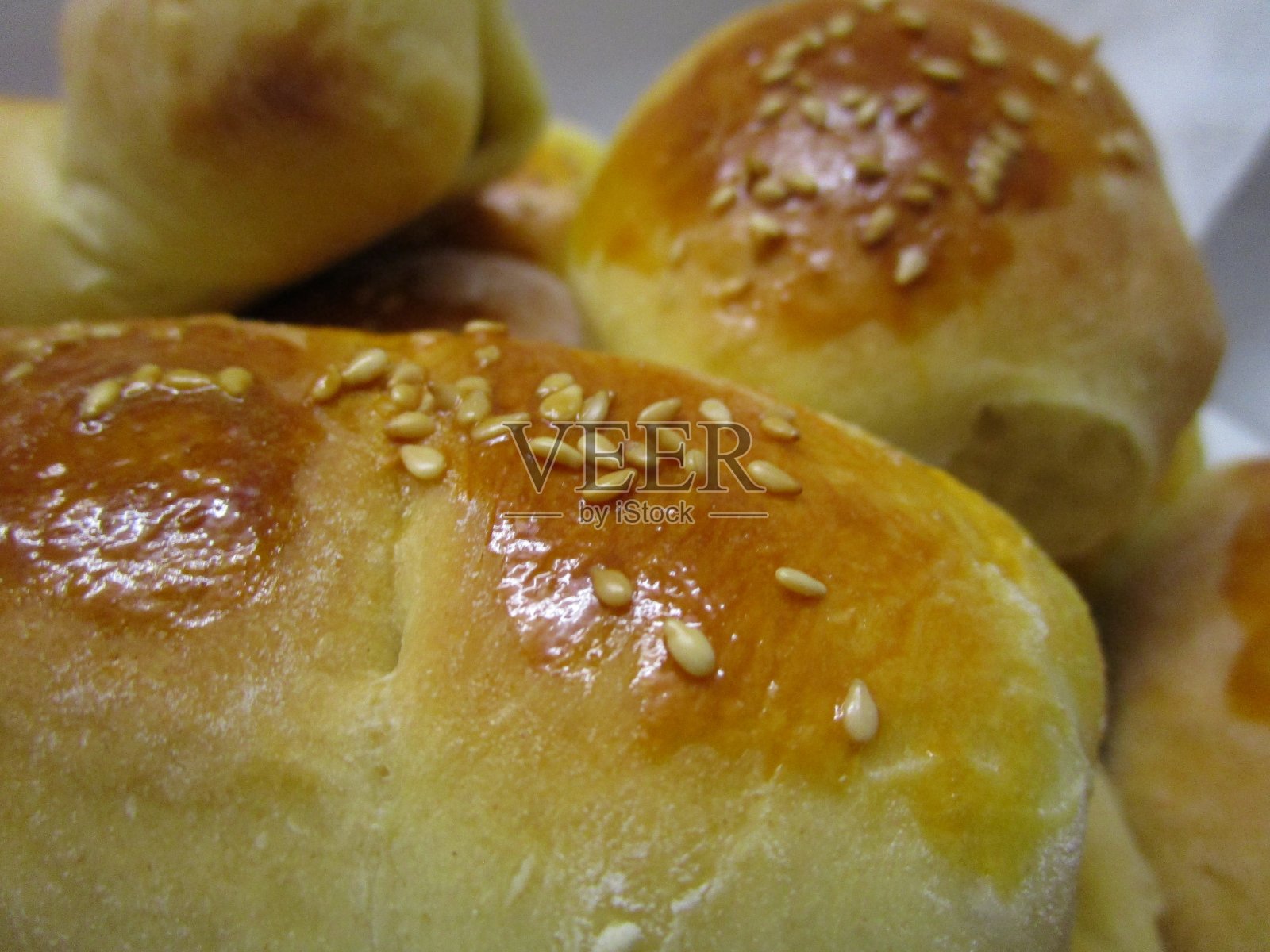 新鲜出炉的自制甜面包包照片摄影图片