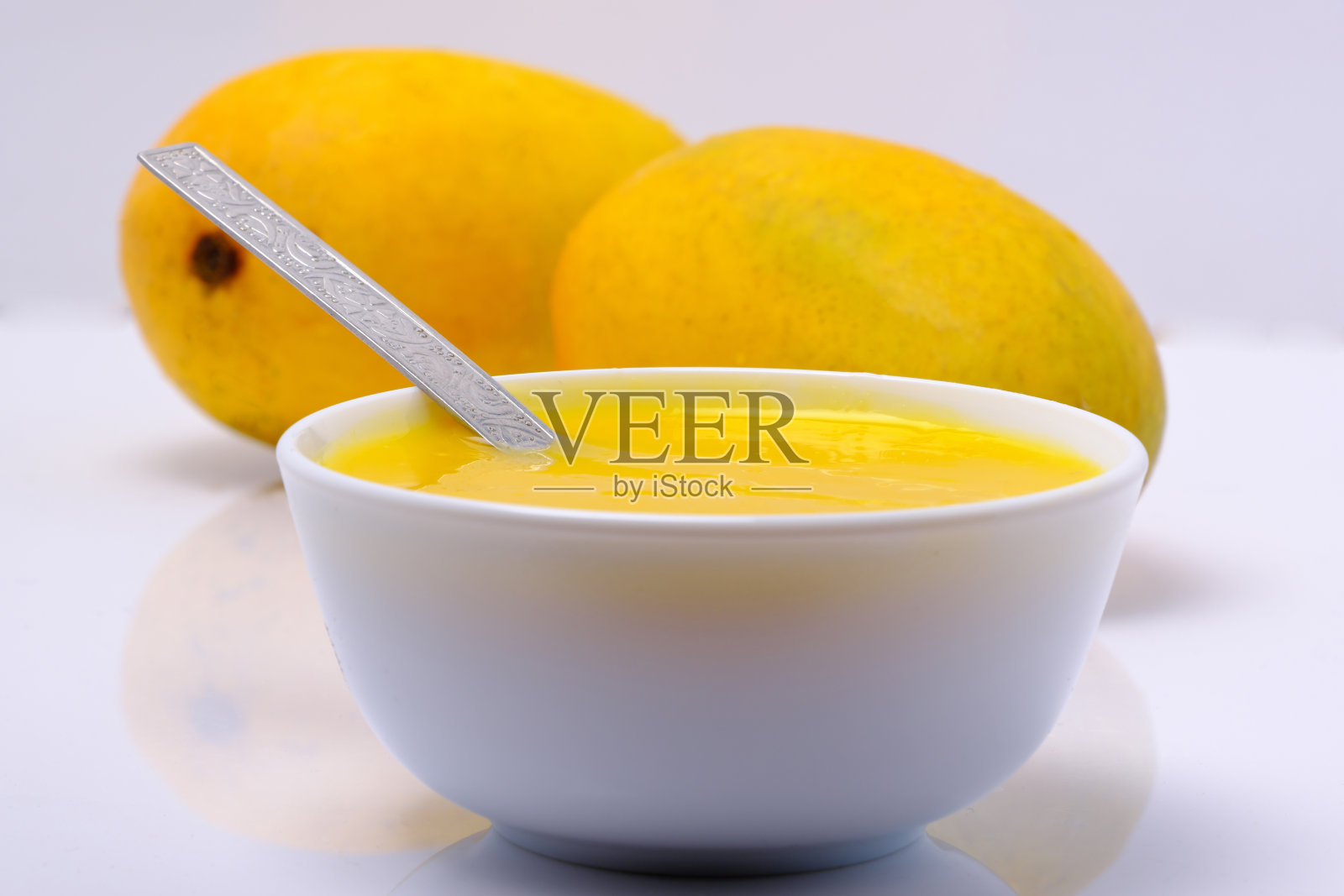 芒果汁或摇入碗中照片摄影图片