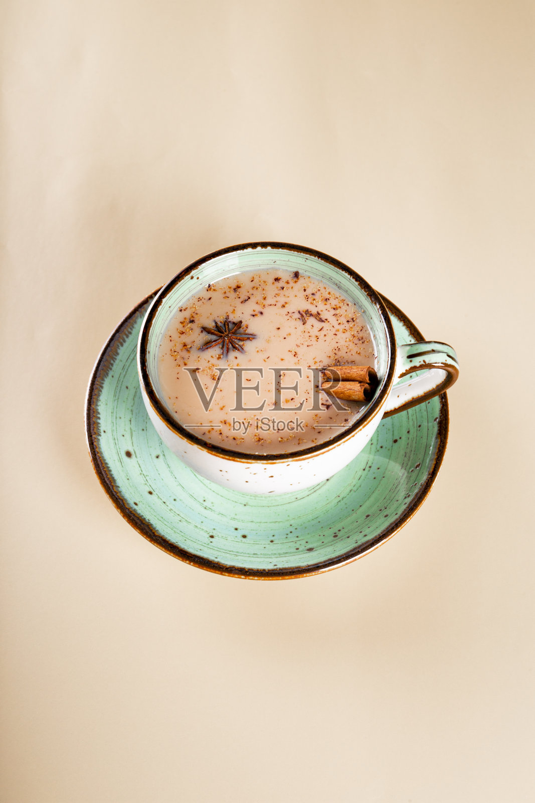 一杯马沙拉茶。印度传统茶与牛奶和香料杯垂直照片照片摄影图片