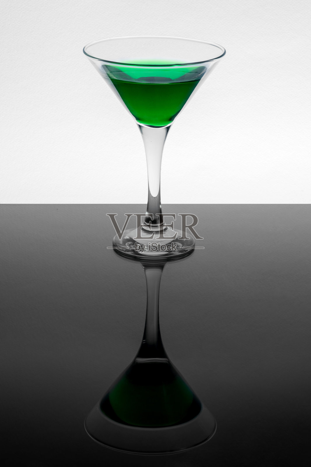 白色背景的绿色马提尼杯中液体照片摄影图片