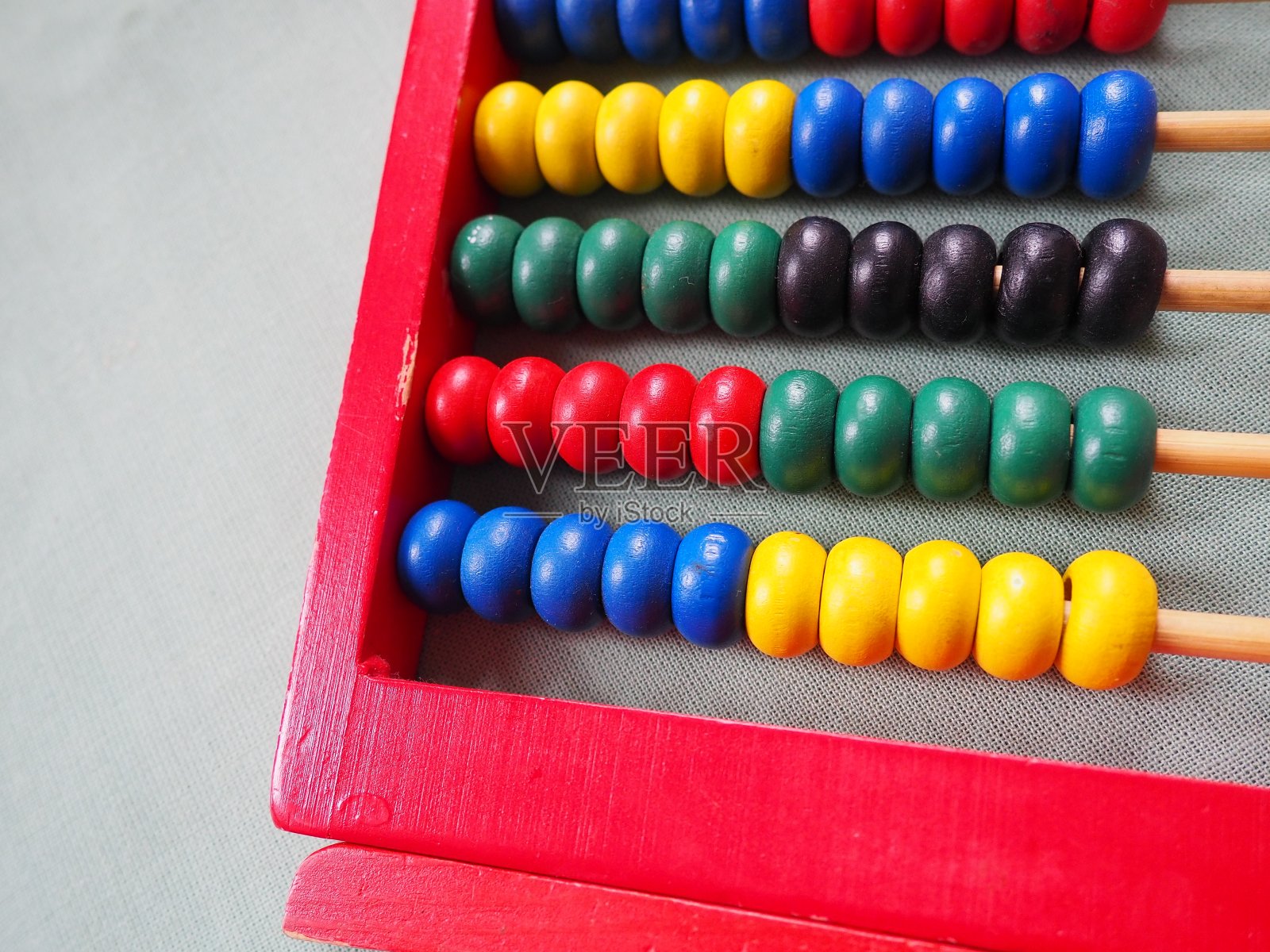 教育理念——算盘上有许多五颜六色的珠子。算盘上有红、蓝、绿、黑、黄等细节。数学练习。学校计划照片摄影图片