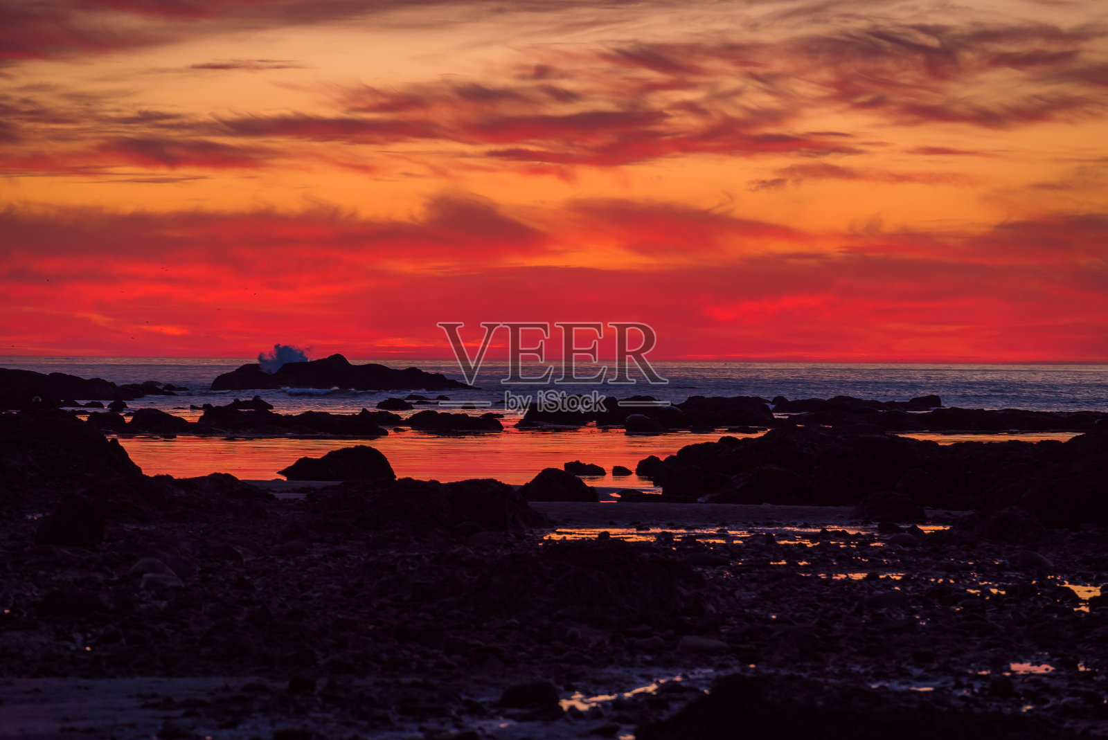 惊人的日落与红色的天空在海上，奥塞特三角步道，华盛顿照片摄影图片