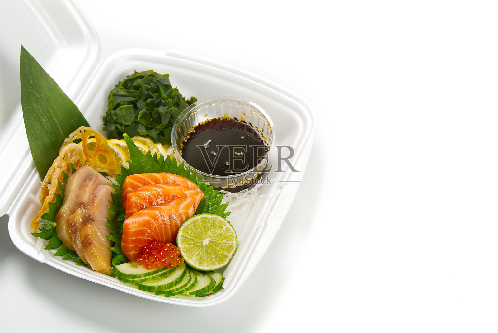 生鱼片套装，日本料理。寿司restoran菜单。日本的海鲜。配上黄瓜和沙拉的生鱼片照片摄影图片