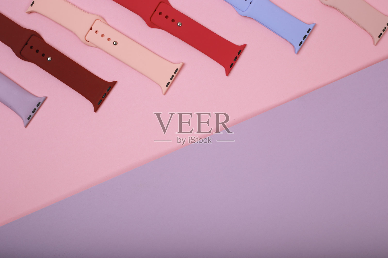 彩色背景的智能手表硅胶表带。平躺与copyspace照片摄影图片