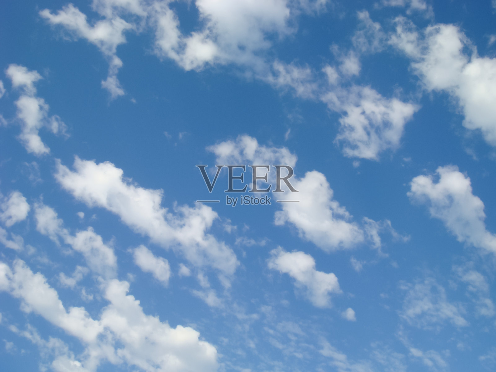 蓝天白云。下午的天空。照片摄影图片