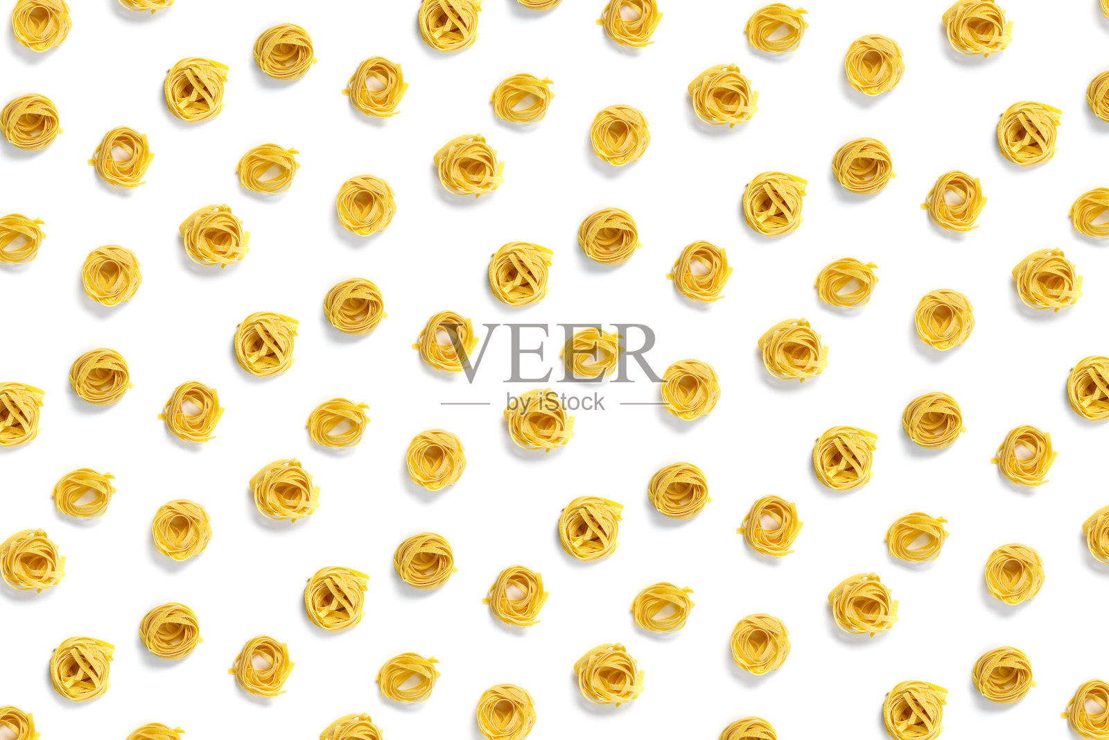 波普艺术背景来自意大利面条。生意大利面通俗艺术背景，平铺。意大利生窝面孤立在白色照片摄影图片