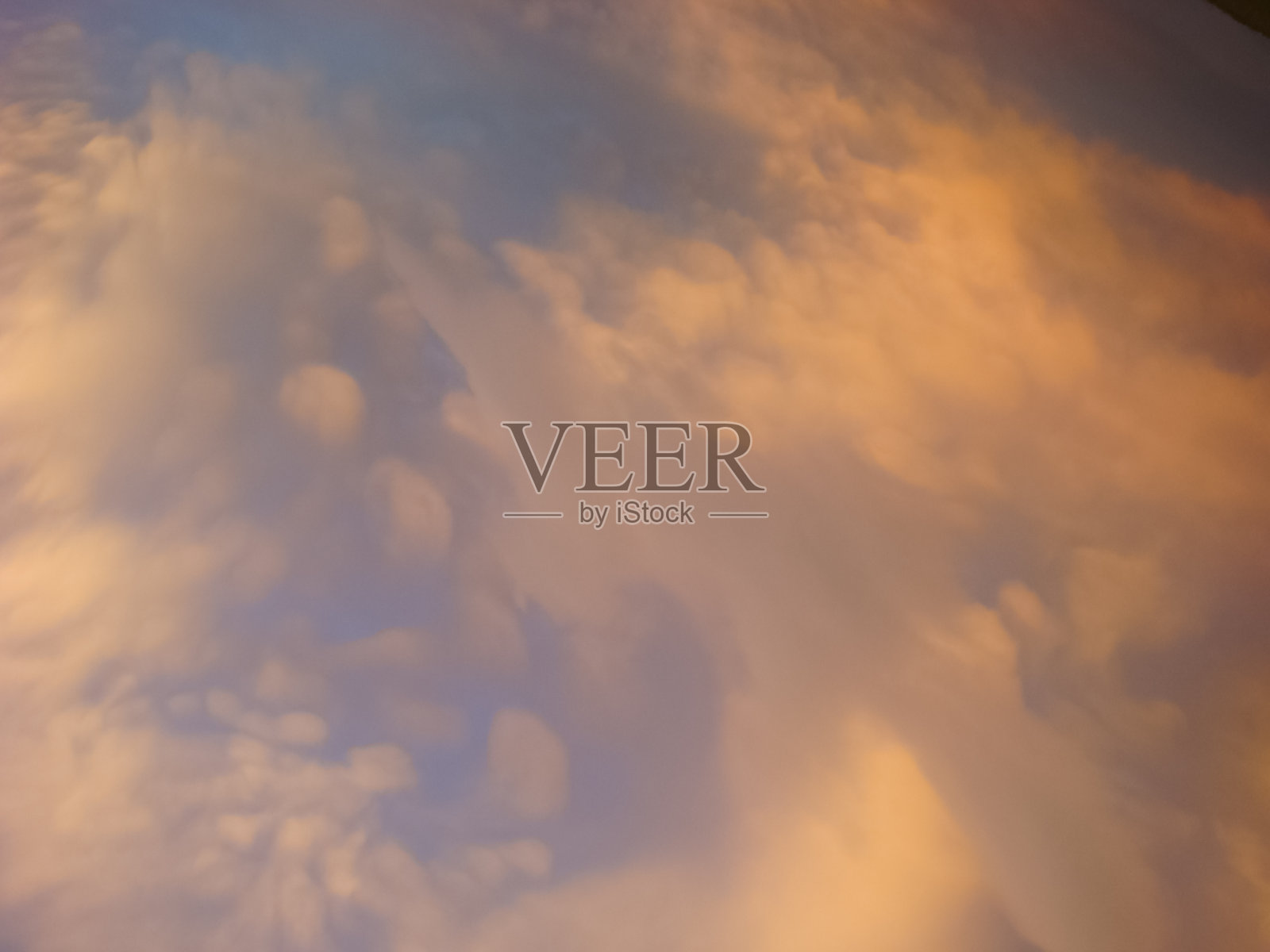 日落时天空有云。夕阳的光芒洒在云上。晚上的天空。照片摄影图片