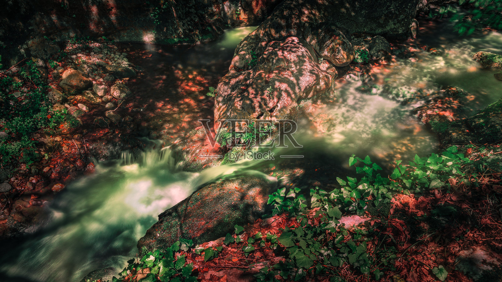 大自然的小溪流流过岩石照片摄影图片