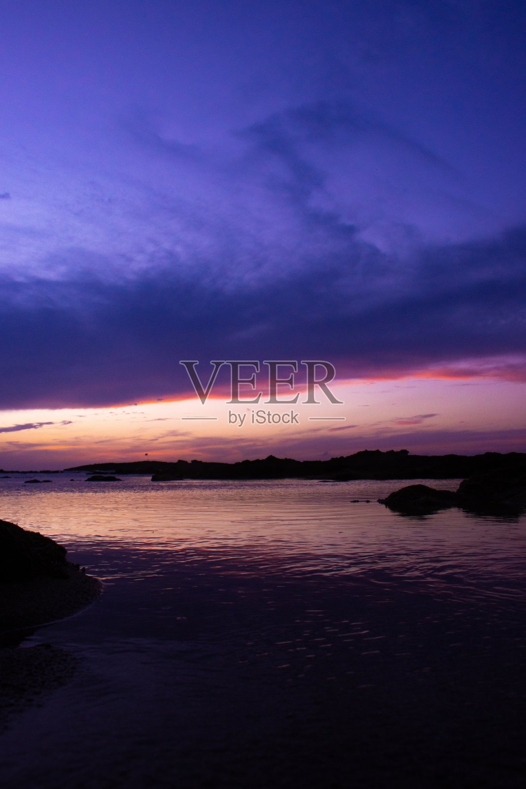 黑暗穆迪水域照片摄影图片