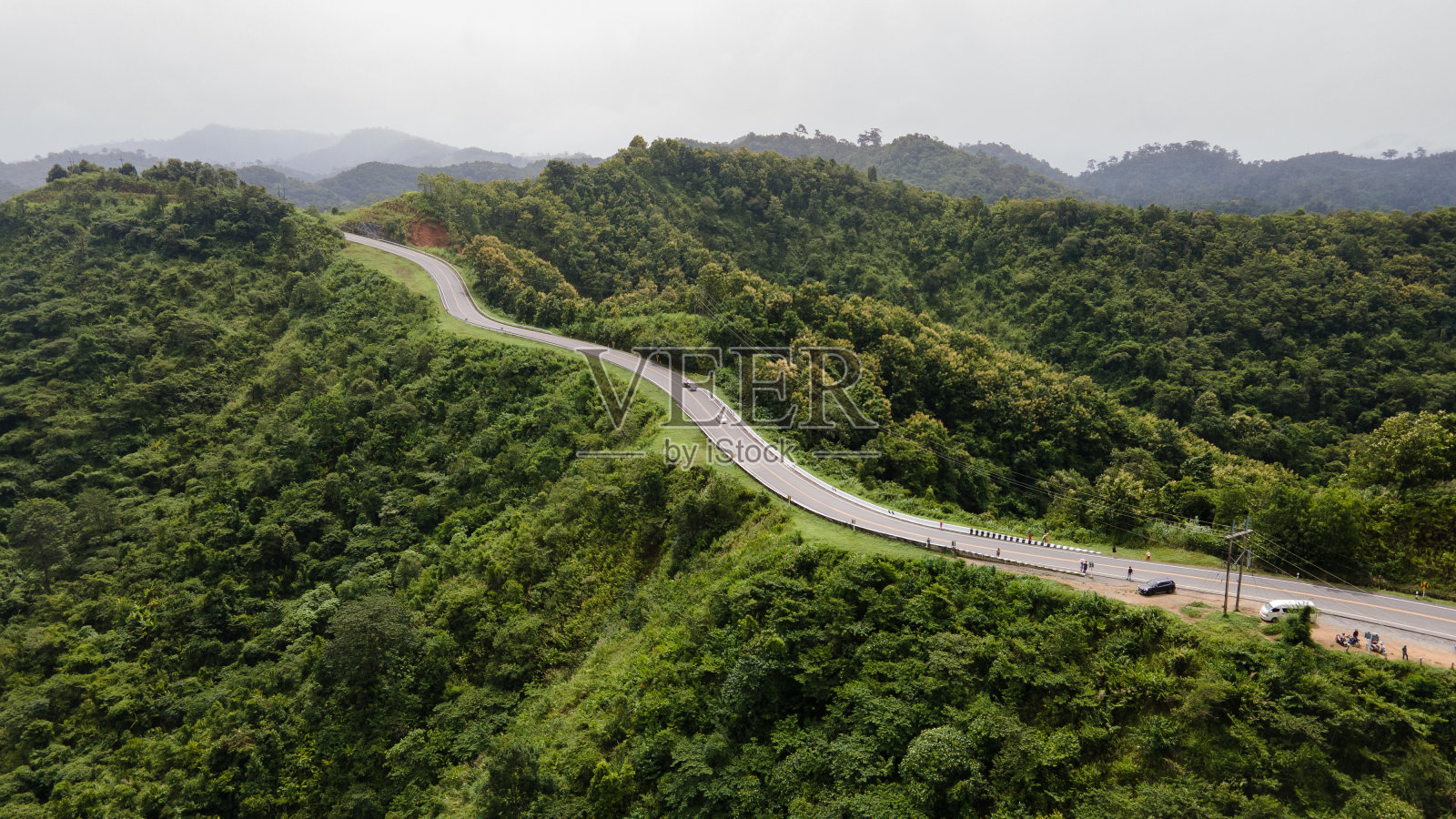 全景鸟瞰图的曲线道路通过绿色的森林和山区乡村风光的泰国北部照片摄影图片