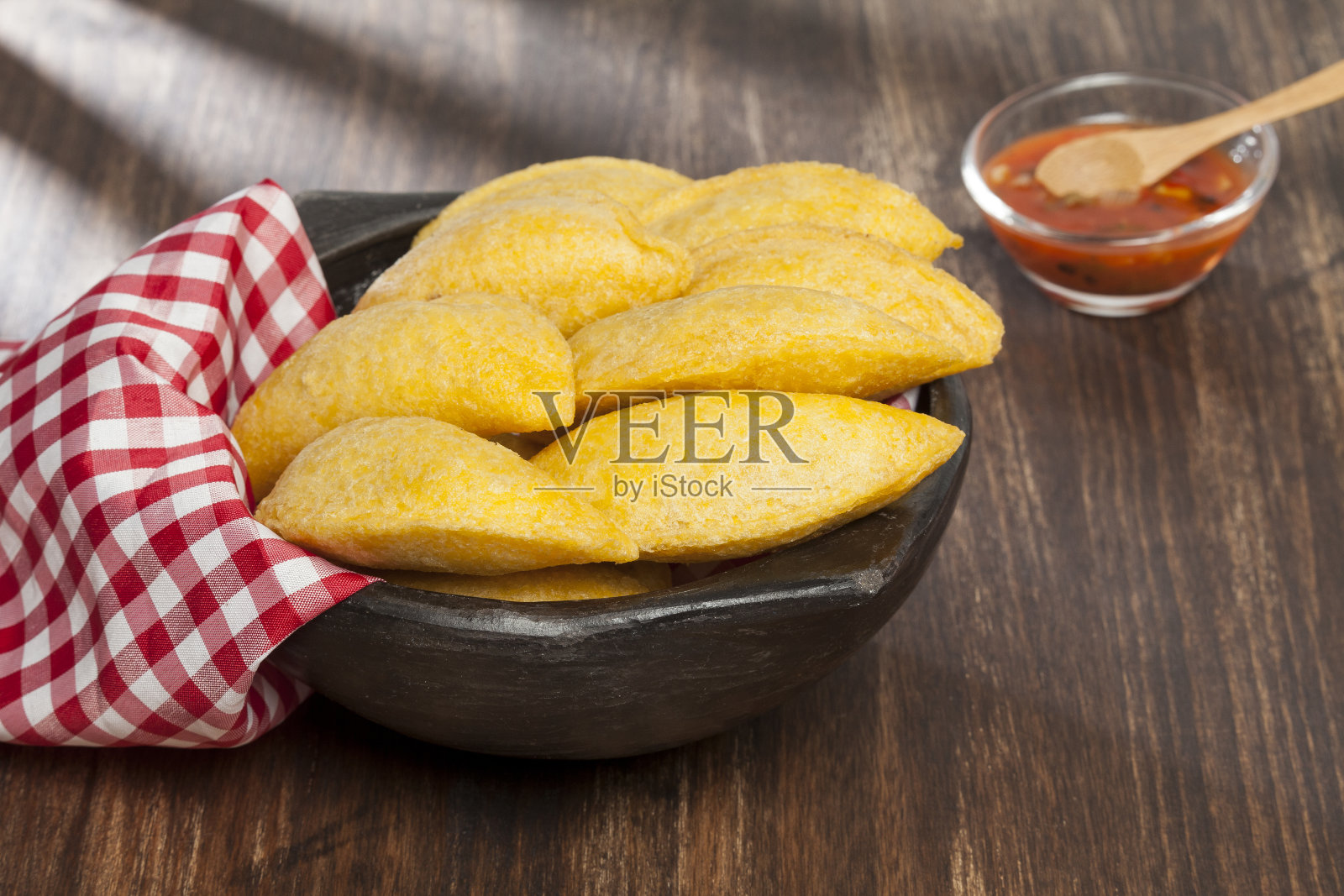 美味的肉馅卷饼——哥伦比亚美食;木制背景照片照片摄影图片