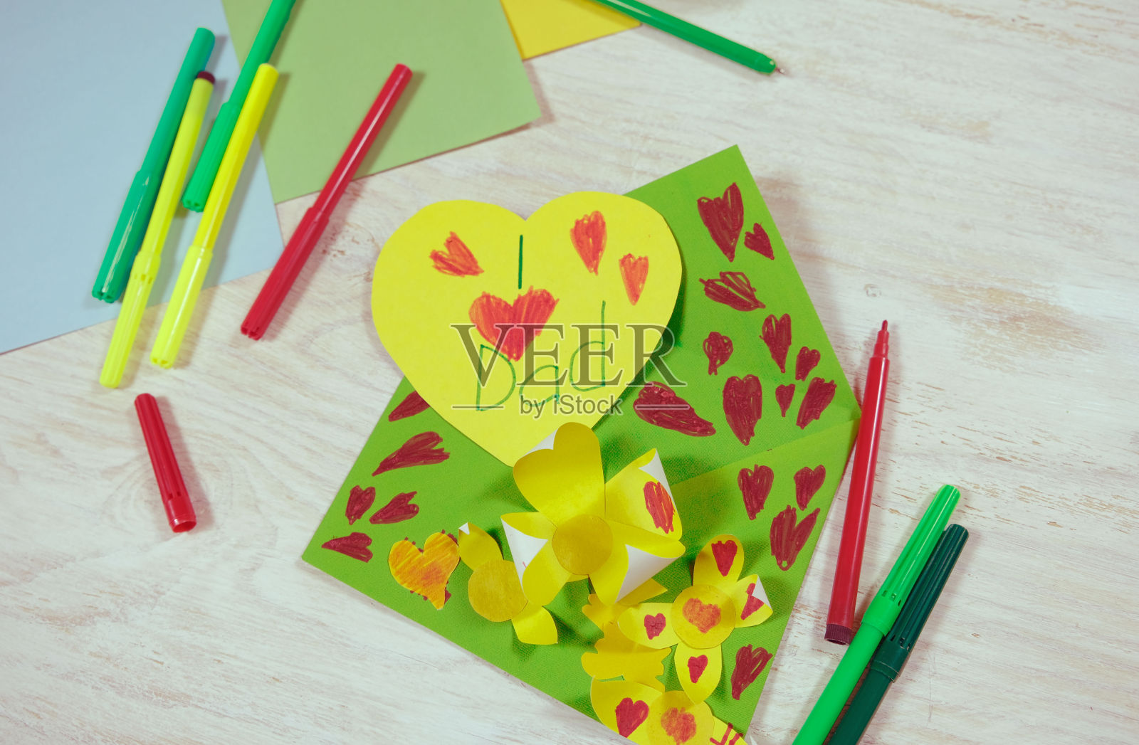 贺卡为在父亲节心与字母。用彩色纸制作的信封工艺品和鲜花。照片摄影图片