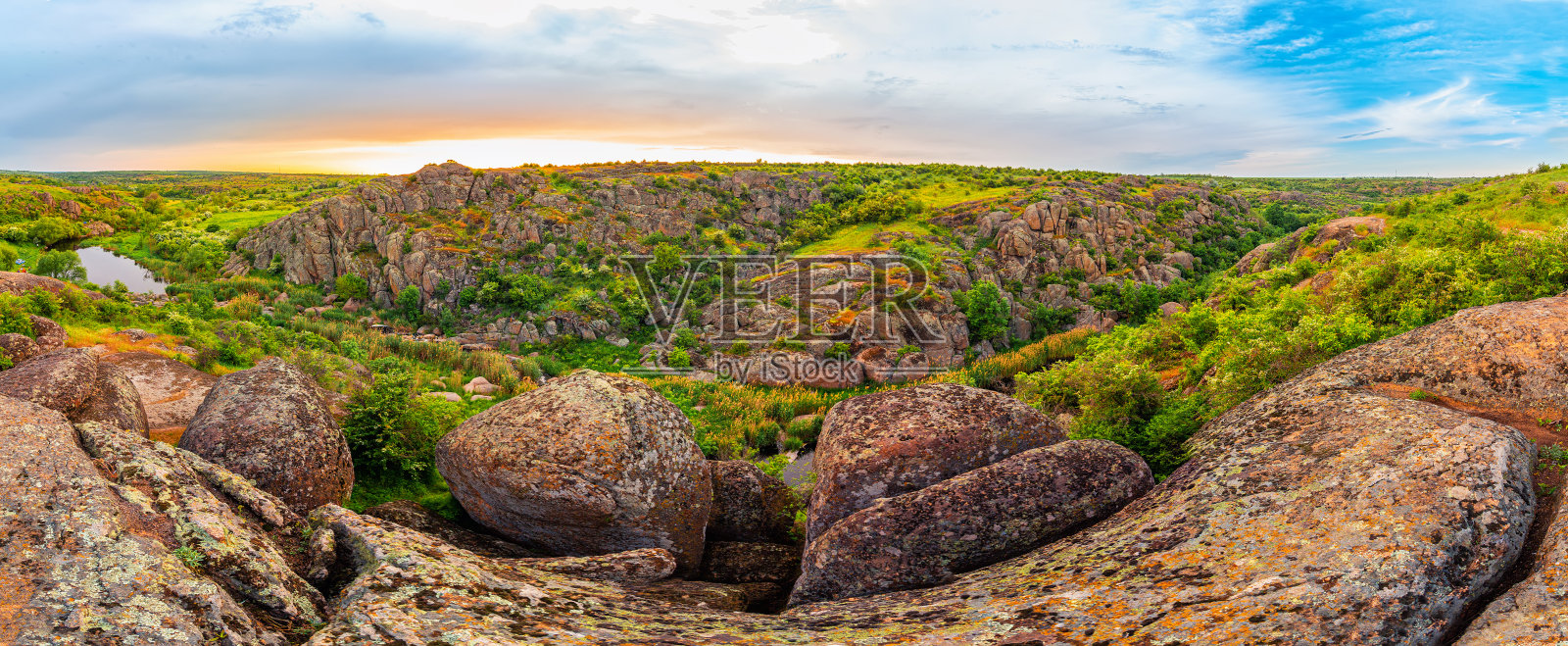 默特沃沃德河上的阿克托夫斯基峡谷日落全景。生动的HDR风景照片摄影图片