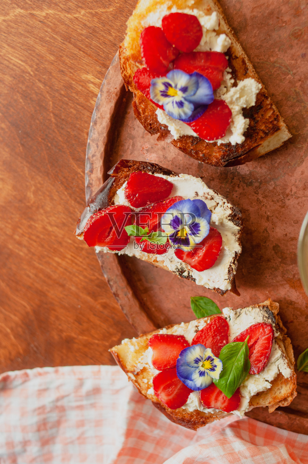 草莓吐司奶油奶酪装饰花和罗勒奶油奶油蛋卷照片摄影图片