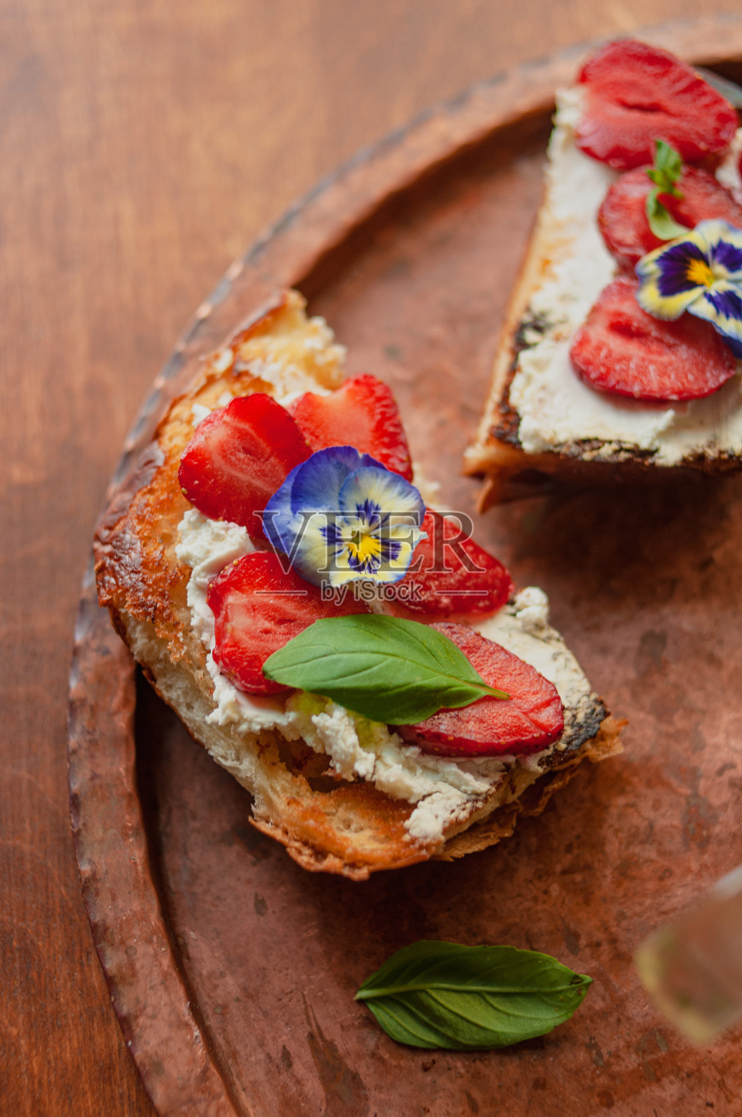 草莓吐司奶油奶酪装饰花和罗勒奶油奶油蛋卷照片摄影图片