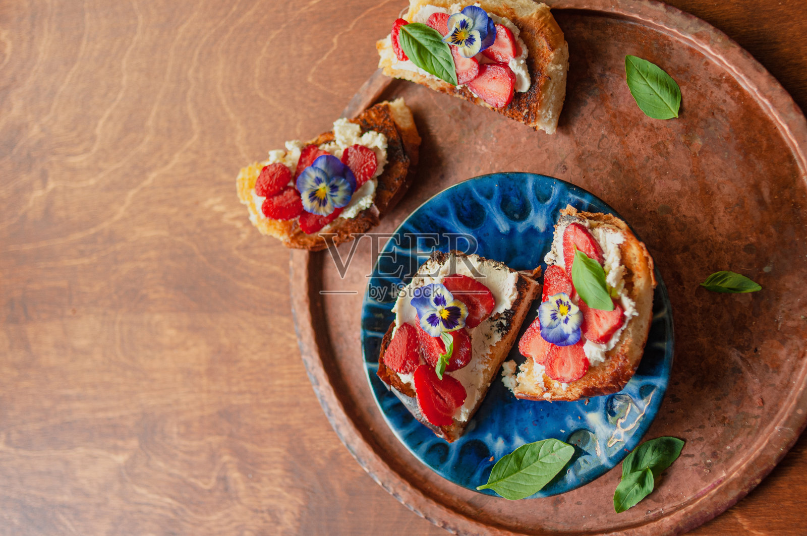 草莓吐司奶油奶酪装饰花和罗勒奶油奶油蛋卷照片摄影图片